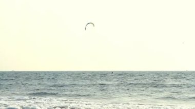 kiteboarder denizde sörf keyfini