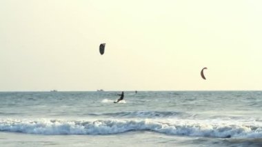 kiteboarder denizde sörf keyfini