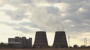 Bir enerji istasyonunun soğutma kuleleri