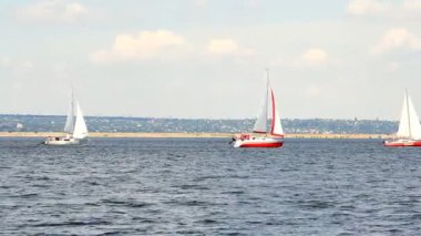 yelkenli tekne deniz ve mavi gökyüzü üzerinde