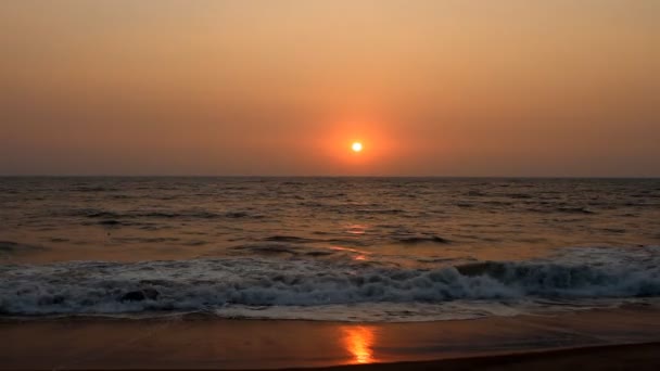 Escena nocturna con puesta de sol en el mar — Vídeos de Stock