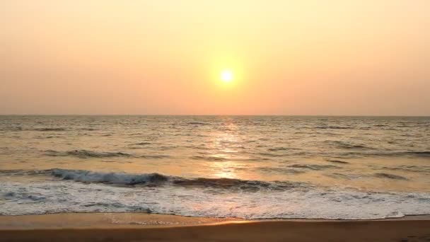 Escena nocturna con puesta de sol en el mar — Vídeos de Stock