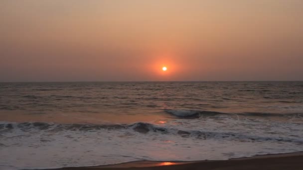 Scène du soir avec coucher de soleil sur la mer — Video