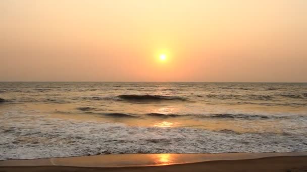 Scène du soir avec coucher de soleil sur la mer 