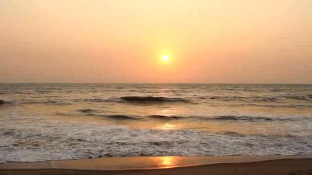 Escena nocturna con puesta de sol en el mar — Vídeos de Stock