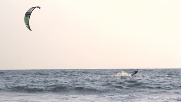 Kiteboarder élvezze szörfözés a tengeren — Stock videók