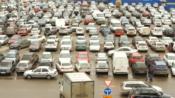 Багато паркування в місті швидкий рух автомобілів — стокове відео