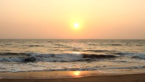 Scène du soir avec coucher de soleil sur la mer 