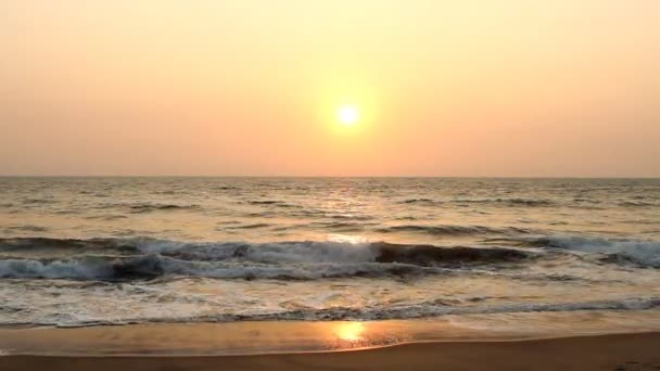 Escena nocturna con puesta de sol en el mar — Vídeos de Stock