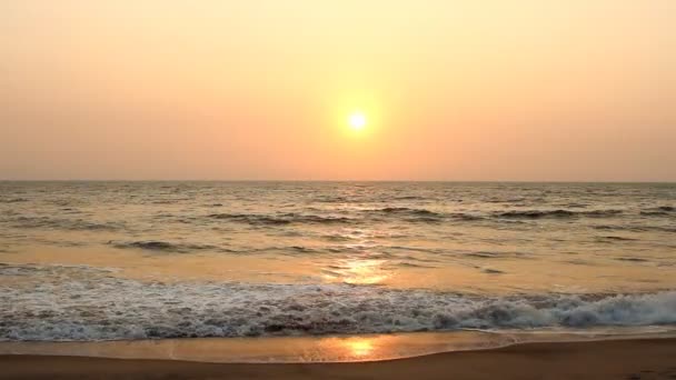 Escena nocturna con puesta de sol en el mar — Vídeos de Stock