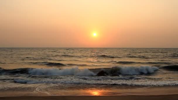 Scène du soir avec coucher de soleil sur la mer 
