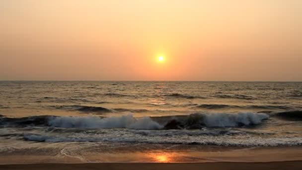 's avonds scène met zonsondergang op zee — Stockvideo