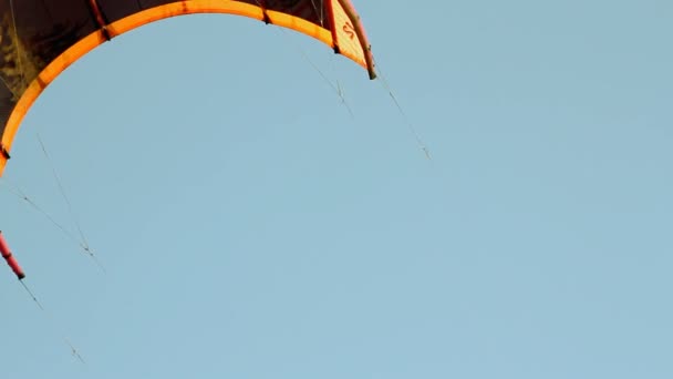 Крыло воздушного змея над голубым небом — стоковое видео