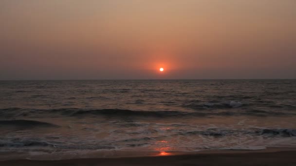 Escena nocturna con puesta de sol en el mar — Vídeos de Stock