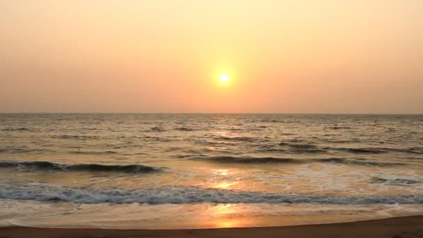 Scène du soir avec coucher de soleil sur la mer 