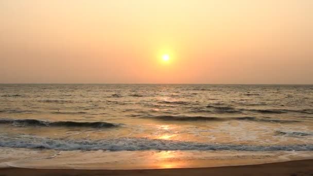 Escena nocturna con puesta de sol en el mar — Vídeos de Stock