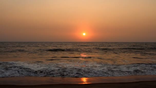 Escena nocturna con puesta de sol en el mar — Vídeos de Stock