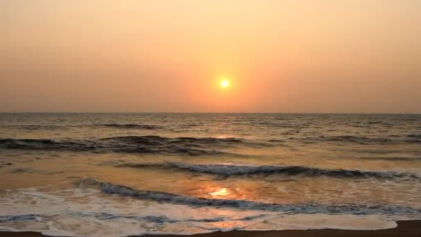 Вечірня сцена з заходом сонця на морі — стокове відео