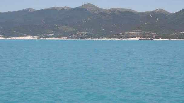 Sommer-Panoramablick auf das Meer und die Bergkette — Stockvideo