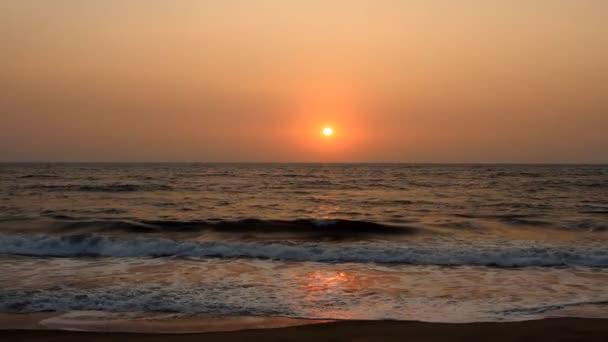 Escena nocturna con puesta de sol en el mar — Vídeos de Stock