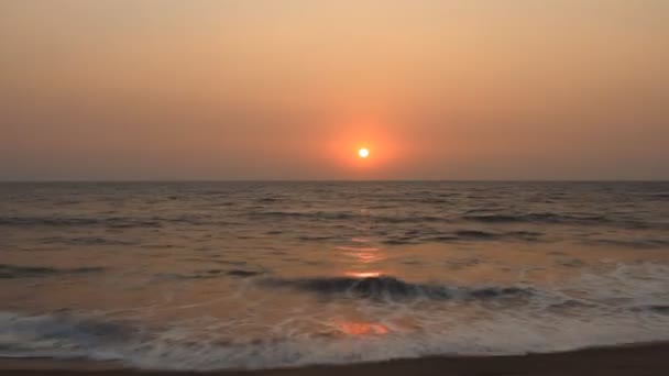 Kvällen scen med solnedgång vid havet — Stockvideo