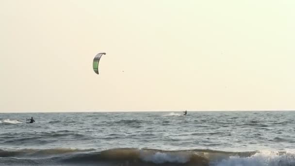 Kiteboarder godere di surf in mare — Video Stock