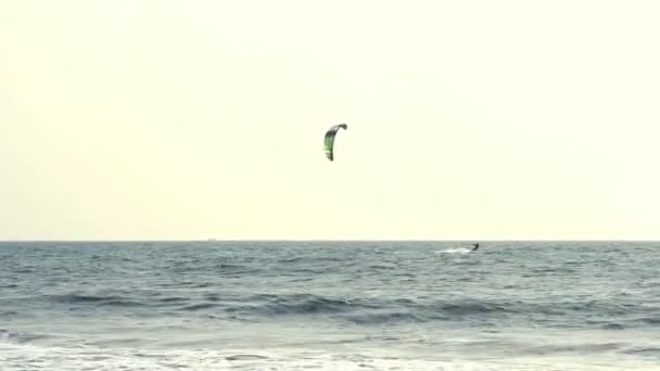 Kiteboarder genießen das Surfen im Meer — Stockvideo