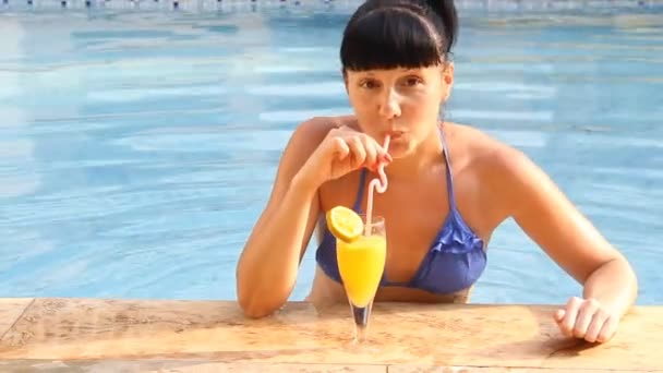 Kokteyller ile Yüzme havuzunda rahatlatıcı güzel kadın — Stok video