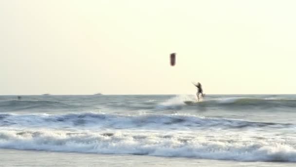 Kiteboarder genießen das Surfen im Meer — Stockvideo