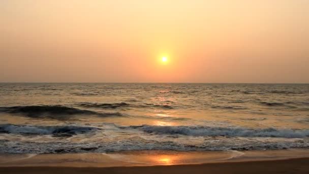 Escena nocturna con puesta de sol en el mar — Vídeos de Stock