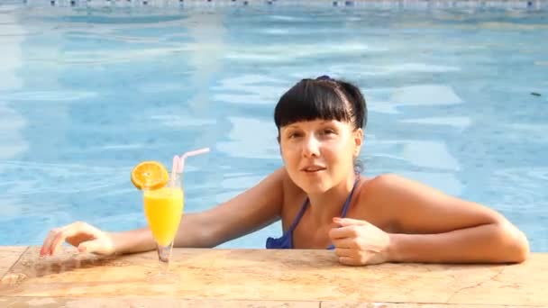 Schöne Frau entspannt sich im Schwimmbad mit Cocktails — Stockvideo