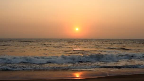 Escena nocturna con puesta de sol en el mar — Vídeos de Stock