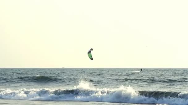 Kiteboarder genießen das Surfen im Meer — Stockvideo