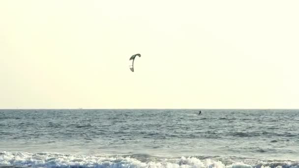 Kiteboarder 享受在海上冲浪 — 图库视频影像