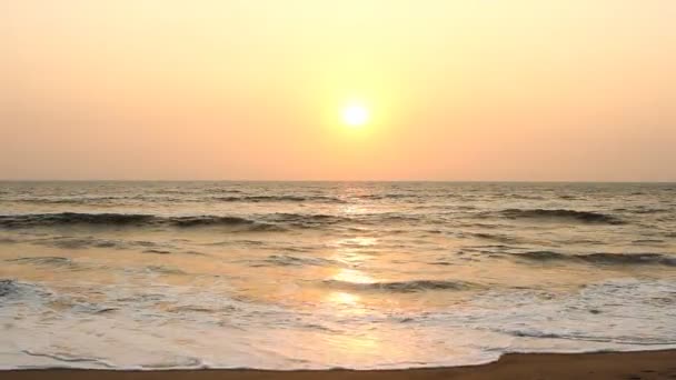 Escena nocturna con puesta de sol en el mar — Vídeos de Stock