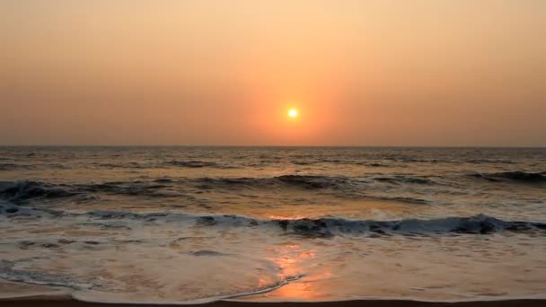 Scène du soir avec coucher de soleil sur la mer — Video