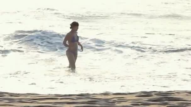 Junge Frau schwimmt im Meer — Stockvideo