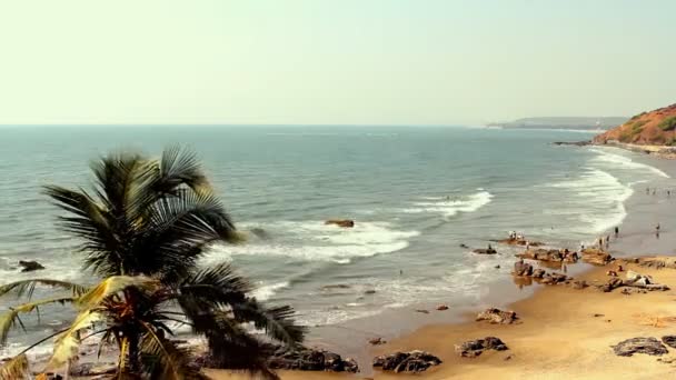 Indie goa vagator beach 20 února 2013. pláž pohled na panorama. — Stock video