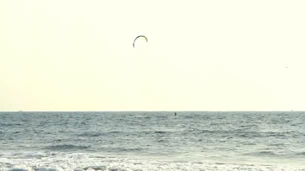 Kiteboarder genießen das Surfen im Meer — Stockvideo