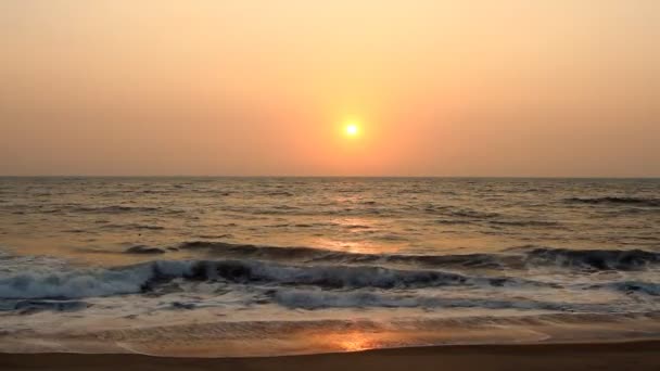 Escena nocturna con puesta de sol en el mar — Vídeos de Stock