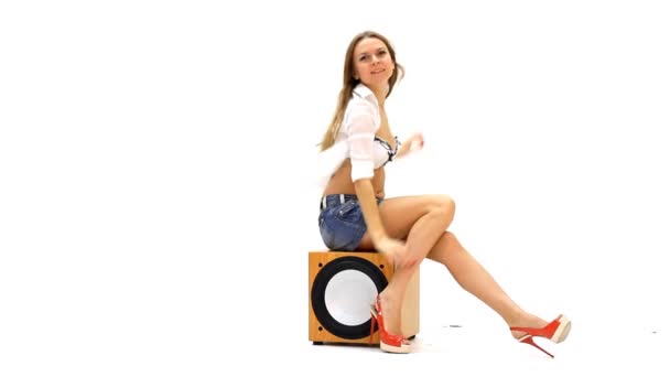 音楽とダンスを聴く女性 — ストック動画