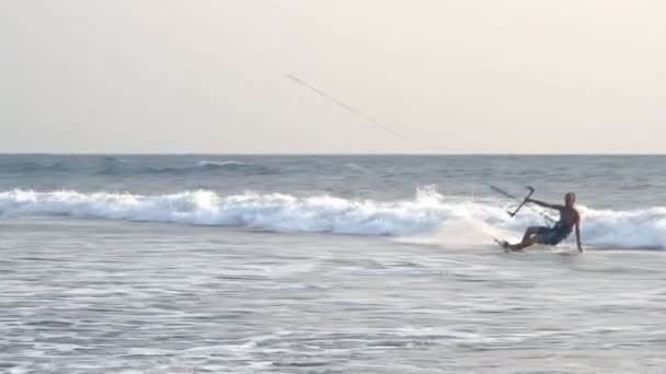 Kiteboarder enjoy surfing in the sea — Stock Video