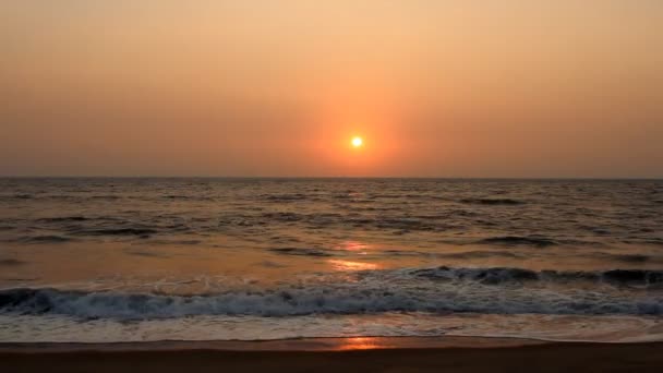 Escena nocturna con puesta de sol en el mar — Vídeos de Stock