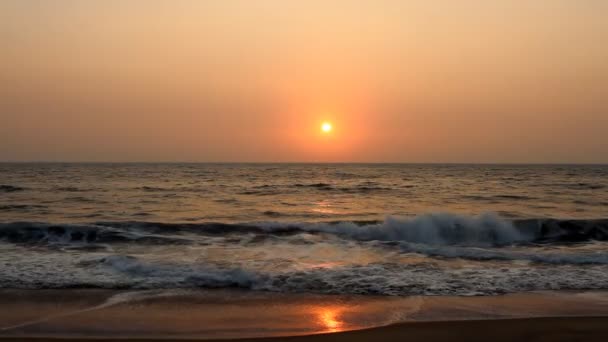 Escena nocturna con puesta de sol en el mar — Vídeos de Stock