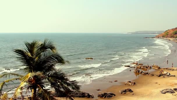 India Goa Vagator beach 20 февраля 2013 года. Вид на море с панорамой — стоковое видео