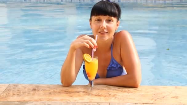 Vacker kvinna avkopplande i poolen med cocktails — Stockvideo