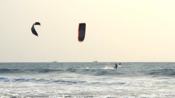 Kiteboarder disfrutar del surf en el mar — Vídeos de Stock