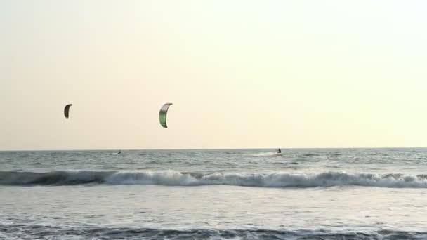 Kiteboarder genieten van surfen in de zee — Stockvideo