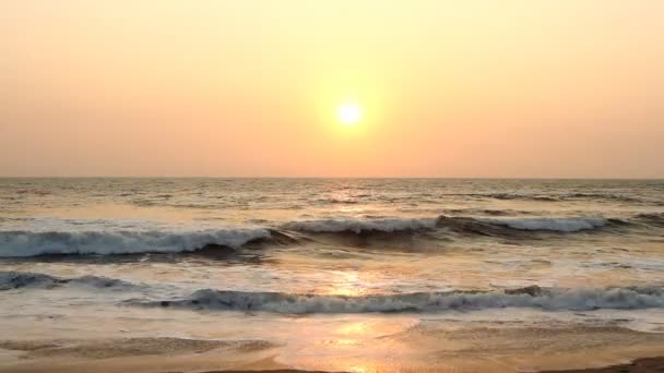 Cena noturna com pôr do sol no mar — Vídeo de Stock