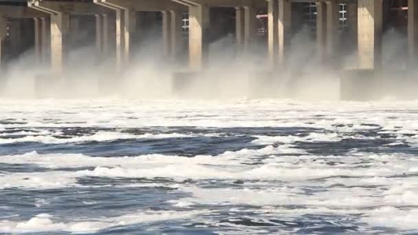 Reset van water op waterkrachtcentrale aan de rivier — Stockvideo